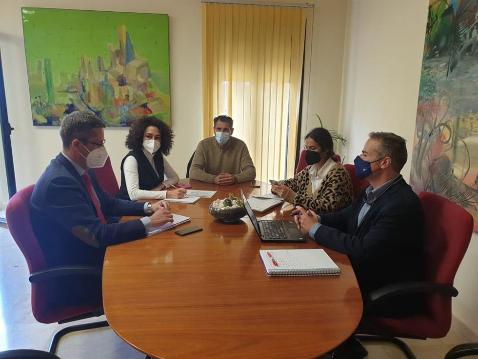 Reunión entre Endesa y el Ayuntamiento de Gibraleón.