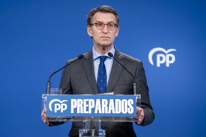 El presidente de la Xunta de Galicia, Alberto Núñez Feijóo, comparece en la sede nacional del PP para entregar los avales necesarios para formalizar su candidatura, en la calle Génova, a 9 de marzo de 2022, en Madrid (España). 