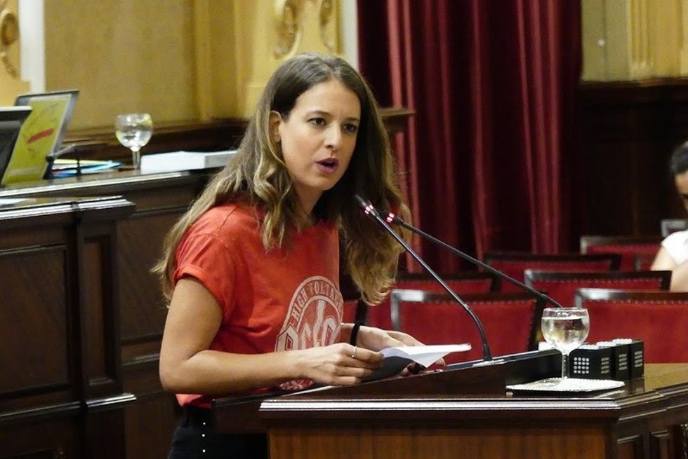 La vicepresidenta del Parlament y diputada de Unidas Podemos, Gloria Santiago, interviene en una sesión de la Cámara balear.