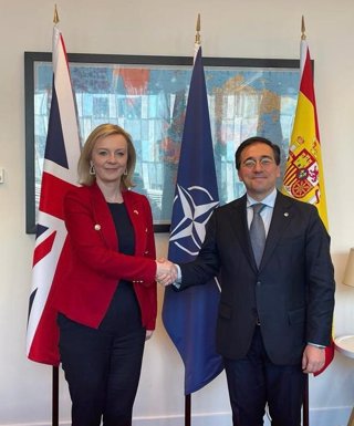 El ministro de Asuntos Exteriores, José Manuel Albares, y su homóloga británica, Liz Truss, durante un encuentro en Bruselas
