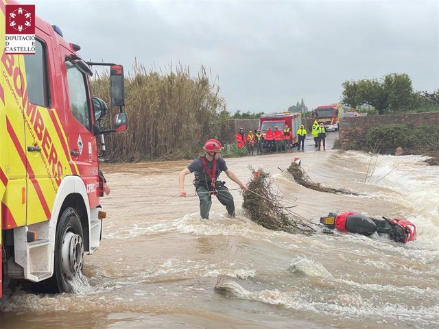 Rescate a un motorista en Onda (Castellón) a causa del temporal