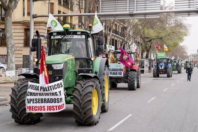 Tractores con pancartas durante la manifestación agraria celebrada en Madrid frente al Ministerio de Agricultura, Pesca y Alimentación.