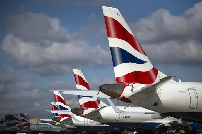 Archivo - FILED - 29 April 2021, United Kingdom, London: A line of British Airways planes parked at London City Airport. IAG, the owner of British Airways, expected the British airline to return to profitability during the second quarter of this year, w
