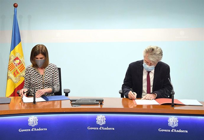 La ministra de Educación y Enseñanza Superior del Gobierno de Andorra, Ester Vilarrubla, y el embajador de Francia en Andorra, Jean-Claude Tribolet, durante la firma este jueves del nuevo programa de asistentes de lengua francesa.
