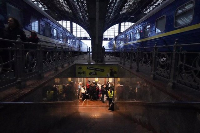 Ucranianos en la estación de tren de Leópolis en el marco de la guerra de Ucrania