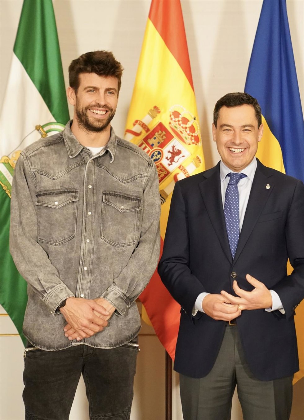 Gerard Piqué y Juanma Moreno