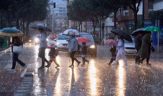 Peatones bajo la lluvia en Málaga