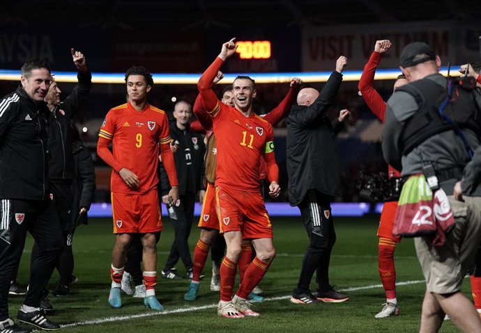 24 March 2022, United Kingdom, Cardiff: Wales' Gareth Bale (C) celebrates with teammates after the final whistle of the FIFA World Cup Qualifiers semi final soccer match between Wales and Austria at Cardiff City Stadium. Photo: Nick Potts/PA Wire/dpa