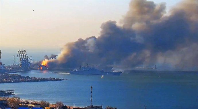 El buque de desembarco ruso en llamas en Berdyansk