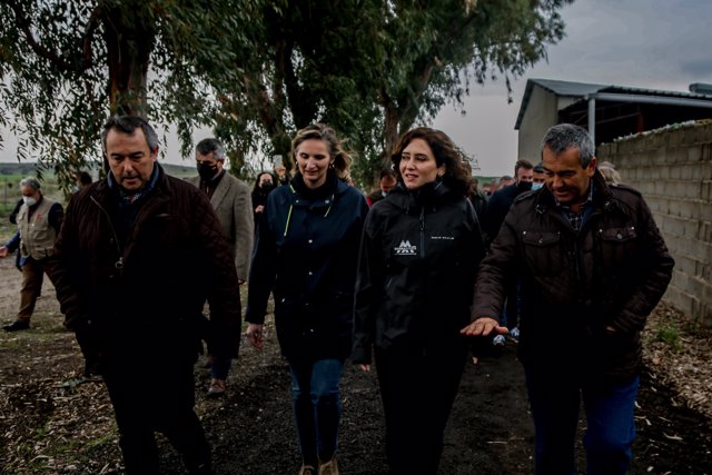 La presidenta de la Comunidad de Madrid, Isabel Díaz Ayuso (2d), durante una visita a la explotación Agropecuaria El Espino