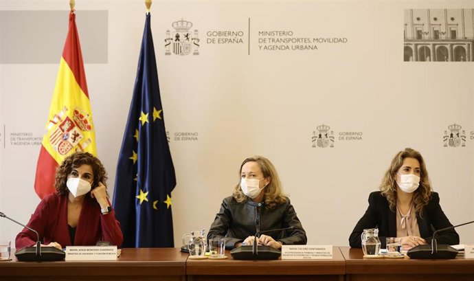 (I-D) La ministra de Hacienda y Función Pública, María Jesús Montero; la vicepresidenta primera y ministra de Asuntos Económicos y Transformación Digital, Nadia Calviño; la ministra de Transportes, Movilidad y Agenda Urbana, Raquel Sánchez, durante una 