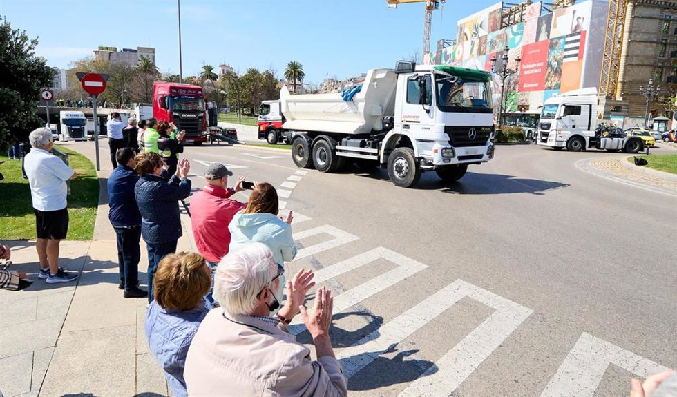 Varias personas apoyan a una marcha de camiones convocada desde el polígono de Raos hasta el Centro Botín, durante el undécimo día de paro nacional de transportistas, a 24 de marzo de 2022, en Santander, Cantabria (España). Se trata de un paro indefinid