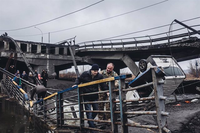 Un hombre mayor cruza el río tras el bombardeo de un puente en Irpin, a 2 de marzo de 2022, en Irpin (Ucrania)