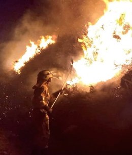 Extinción de un incendio forestal en Cantabria