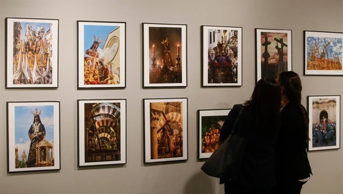 Dos mujeres visitan la exposición fotográfica cofrade.