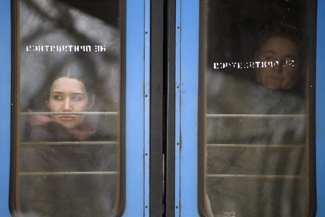 Mujeres ucranianas miran por la ventanilla del tren en la estación de Przemysl.