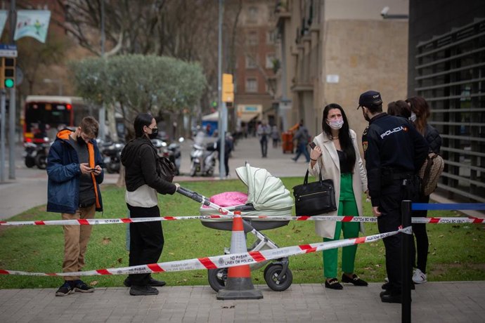 Un grupo de refugiados ucranianos esperan para iniciar los trámites necesarios tras su llegada a España (archivo)