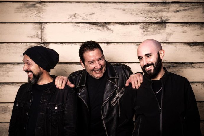 Archivo - Manuel Bagüés (izquierda), Carlos Goñi (centro) y Miguel Giner (derecha), integrantes de 'Revólver' en la gira 'Apolo', que visita este sábado Valladolid.