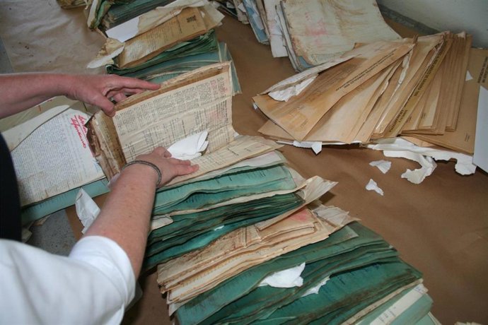 Labores de archivado y catalogación, para su preservación, de archivos históricos municipales.