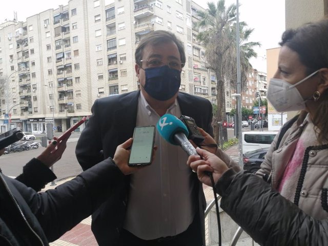 El presidente de la Junta de Extremadura, Guillermo Fernández Vara, en declaraciones a los medios de comunicación en Badajoz