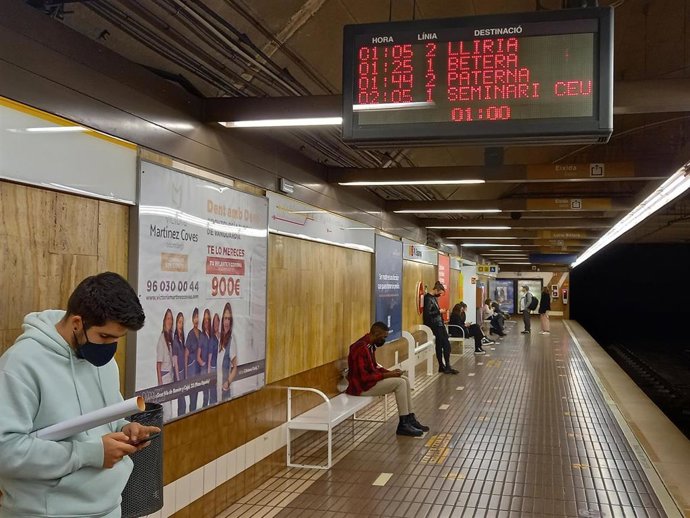 Estación de Metrovalencia durante la noche, con el servicio nocturno activo