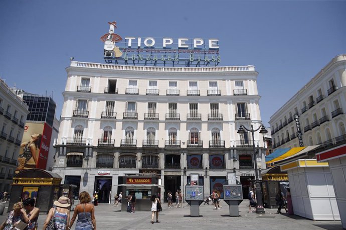 Archivo - Edificio de Tío Pepe en la Puerta del Sol de Madrid.