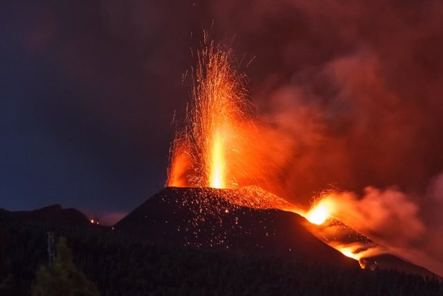 Archivo - Lava y piroclastos emitidos por el volcán de Cumbre Vieja