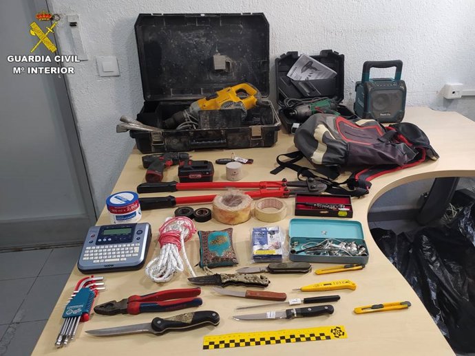 Detenida una pareja en Villena prófuga de la justicia por varios delitos y robar a hosteleros