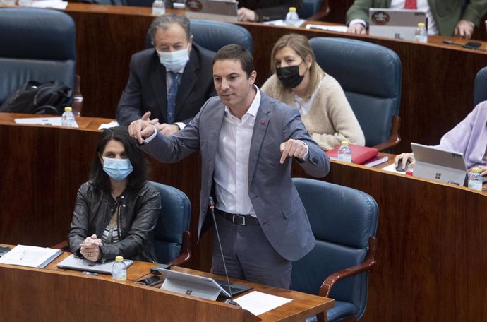 El secretario general del PSOE-M, Juan Lobato, interviene en una sesión plenaria en la Asamblea de Madrid.