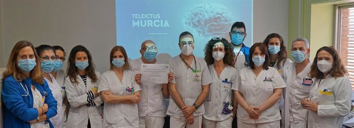 La responsable de la Unidad de Ictus del hospital clínico universitario Virgen de la Arrixaca, la doctora Ana Morales, a la derecha de la imagen, junto a miembros del equipo.