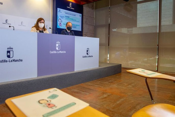 La directora gerente del Sescam, Regina Leal, informa, junto al Director General de Asistencia Sanitaria, José Antonio Ballesteros, en rueda de prensa, sobre los programas de detección precoz de cáncer de cérvix y de colon.