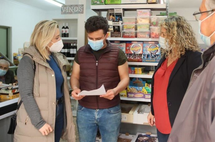 La alcaldesa de Alcalá, Ana Isabel Jiménez, con comerciantes de Silos.