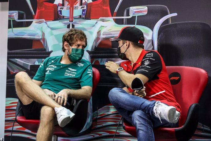 Sebastian Vettel habla con Charles Leclerc durante los test de Baréin