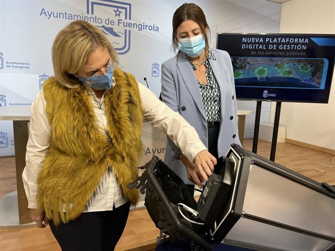La alcaldesa de Fuengirola, Ana Mula, y la edil de Innovación, Isabel González, en rueda de prensa