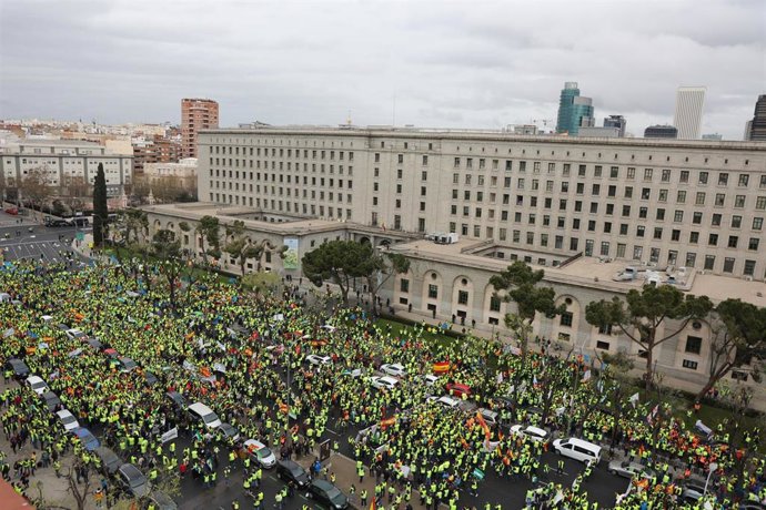 Vista general de los asistentes a una manifestación por el sector del transporte, en el Ministerio de Transportes, a 25 de marzo de 2022, en Madrid (España). 