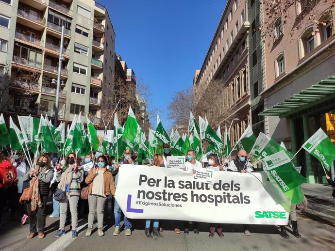 Archivo - Imagen de la concentración convocada por Satse frente al Hospital Clínic de Barcelona