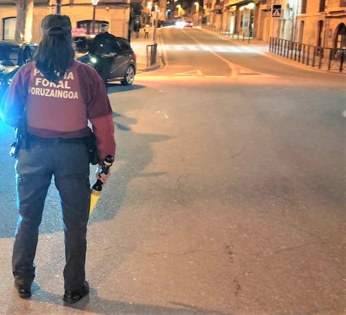 Agente de Policía Foral en un control de seguridad ciudadana.