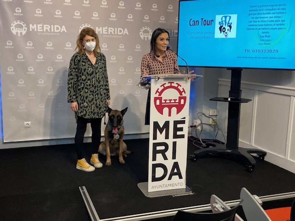 Pilar Amor y Ana Moreno presentan las 20 rutas turísticas caninas por Mérida.