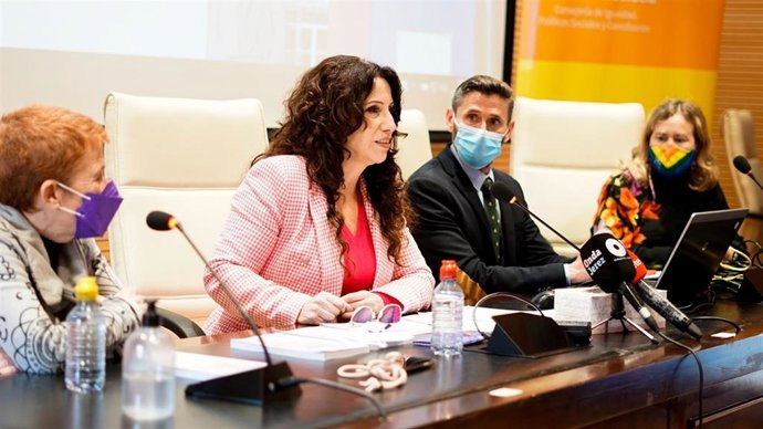 La connsejera de Igualdad, Políticas Sociales y Conciliación, Rocío Ruiz, ha presentado el primer Manual de Actuación para profesionales frente al bullying Lgtbi