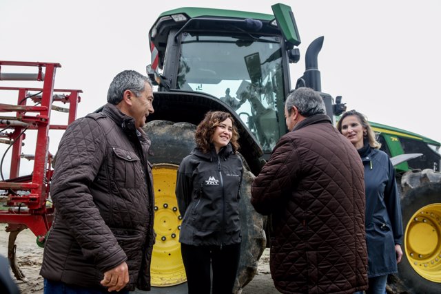 La presidenta de la Comunidad de Madrid, Isabel Díaz Ayuso, conversa con los dueños de la explotación Agropecuaria El Espino Camino del Espino donde ha acudido para hacer balance del Plan Terra, a 25 de marzo de 2022, en Brunete