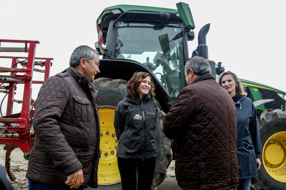 La presidenta de la Comunidad de Madrid, Isabel Díaz Ayuso, conversa con los dueños de la explotación Agropecuaria El Espino Camino del Espino donde ha acudido para hacer balance del Plan Terra, a 25 de marzo de 2022, en Brunete
