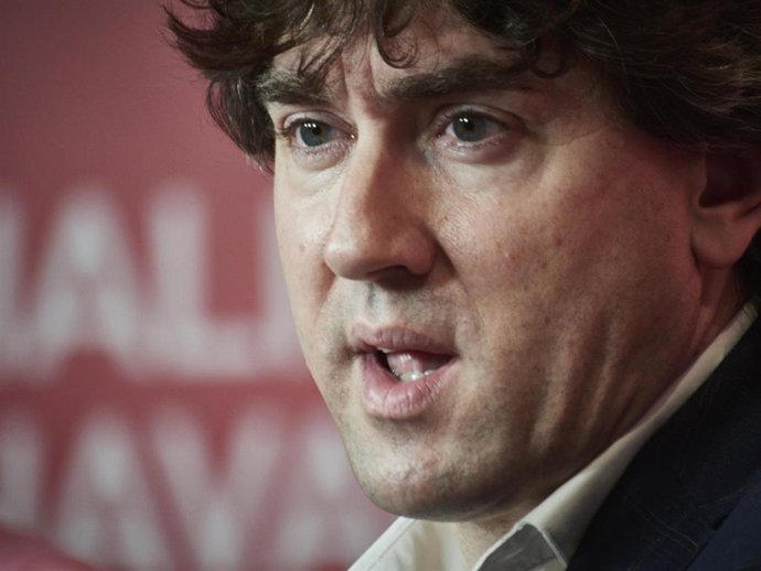 El secretario general del PSE-EE, Eneko Andueza, en una rueda de prensa tras una reunión bilateral con la secretaria general del PSN, en la sede del PSN, a 11 de marzo de 2022, en Pamplona, Navarra (España). Durante su reunión, los máximos responsables 