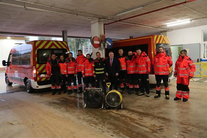 Nueve efectivos del Consorcio Provincial de Bomberos de la Diputación de Málaga acuden a Ucrania con tres furgonetas con 3.000 kilos de material de técnico de emergencias para ayudar a los bomberos del país afectado por la invasión rusa.