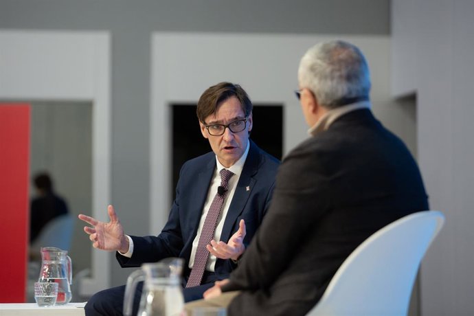 El primer secretari del PSC, Salvador Illa, en un dileg amb Alejandro Blanco (COE) en una jornada de la Fundació Rafael Campalans sobre els Jocs Olímpics d'Hivern