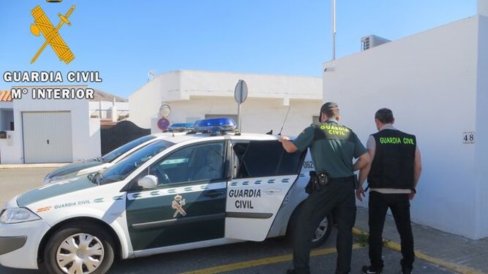 Agentes de la Guardia Civil practican la detención