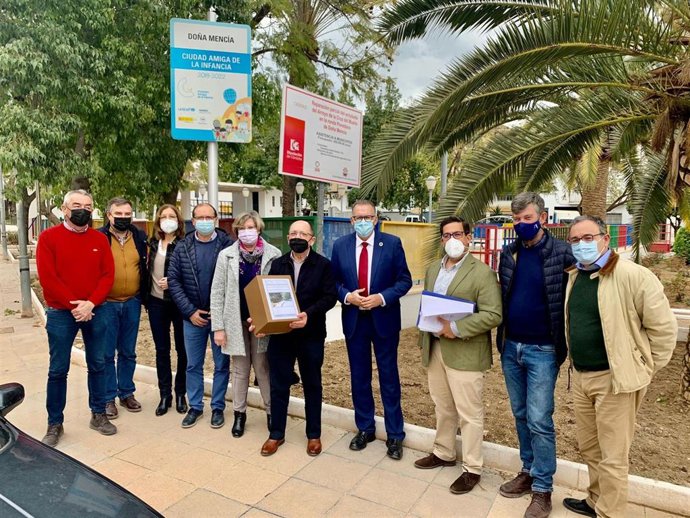 El delegado de Cohesión Territorial de la Diputación de Córdoba, Juan Díaz, visita las obras en Doña Mencía.