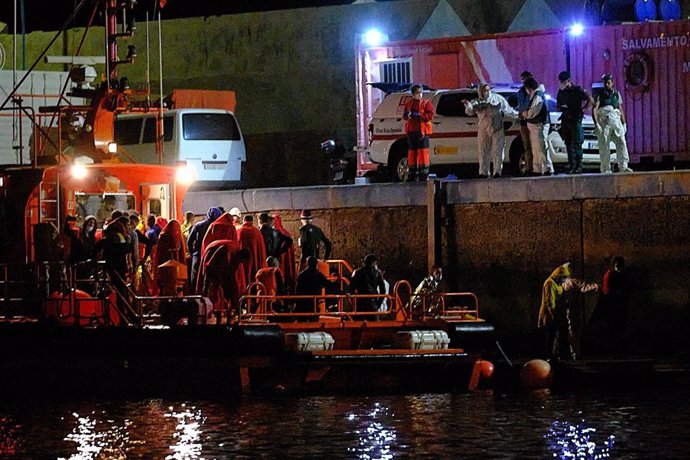 Archivo - Un grupo de inmigrantes rescatados en el Puerto de Gran Tarajal, a 2 de febrero de 2022, en Fuerteventura, Islas Canarias (España)