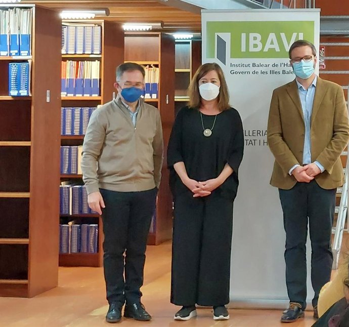 (I-D) El Conseller De Movilidad Y Vivienda, Josep Marí Ribas; La Presidenta Del Govern, Francina Armengol, Y El Alcalde De Palma, José Hila, En La Entrega De Las Llaves De Ocho Viviendas De Protección Pública.