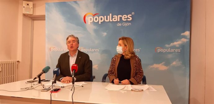La presidenta del PP asturiano, María Teresa Mallada, y el presidente del PP de Gijón, Pablo González, en rueda de prensa en la sede local gijonesa del partido