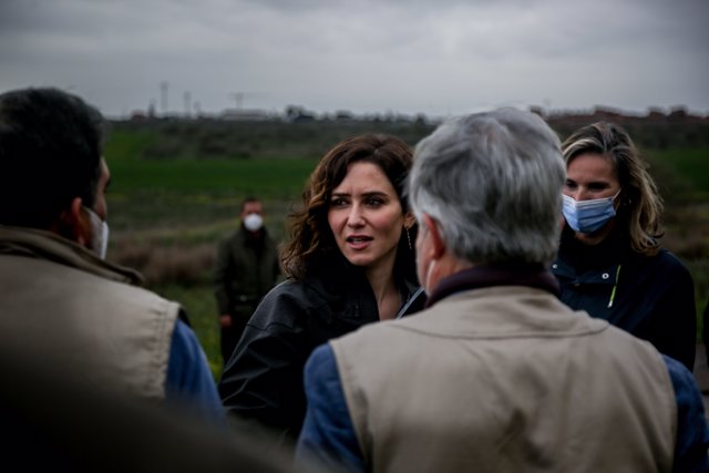 La presidenta de la Comunidad de Madrid, Isabel Díaz Ayuso, a su llegada a la explotación Agropecuaria El Espino Camino del Espino donde ha acudido para hacer balance del Plan Terra, a 25 de marzo de 2022, en Brunete